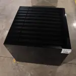 01 MESA DE CENTRO EM DESIGNER CÚBICO ESPELHADA ESCURO. (NO ESTADO) ATENÇÃO! FAZER A VISITAÇÃO ANTES DE ARREMATAR, NÃO SABEMOS SE FUNCIONA, LEILÃO NÃO TEM GARANTIA E NEM DEVOLUÇÃO, SUJEITO A POSSÍVEIS AVARIAS VISÍVEIS/OCULTAS E/OU AUSÊNCIA DE COMPONENTES.