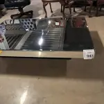 01 MESA DE CENTRO RETANGULAR ESPELHADA.  (NO ESTADO) ATENÇÃO! FAZER A VISITAÇÃO ANTES DE ARREMATAR, NÃO SABEMOS SE FUNCIONA, LEILÃO NÃO TEM GARANTIA E NEM DEVOLUÇÃO, SUJEITO A POSSÍVEIS AVARIAS VISÍVEIS/OCULTAS E/OU AUSÊNCIA DE COMPONENTES.