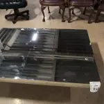 01 MESA DE CENTRO RETANGULAR ESPELHADA.  (NO ESTADO) ATENÇÃO! FAZER A VISITAÇÃO ANTES DE ARREMATAR, NÃO SABEMOS SE FUNCIONA, LEILÃO NÃO TEM GARANTIA E NEM DEVOLUÇÃO, SUJEITO A POSSÍVEIS AVARIAS VISÍVEIS/OCULTAS E/OU AUSÊNCIA DE COMPONENTES.