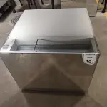 01 MESA DE CENTRO EM DESIGNER CÚBICO ESPELHADA. (NO ESTADO) ATENÇÃO! FAZER A VISITAÇÃO ANTES DE ARREMATAR, NÃO SABEMOS SE FUNCIONA, LEILÃO NÃO TEM GARANTIA E NEM DEVOLUÇÃO, SUJEITO A POSSÍVEIS AVARIAS VISÍVEIS/OCULTAS E/OU AUSÊNCIA DE COMPONENTES.