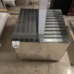 01 MESA DE CENTRO EM DESIGNER CÚBICO ESPELHADA. (NO ESTADO) ATENÇÃO! FAZER A VISITAÇÃO ANTES DE ARREMATAR, NÃO SABEMOS SE FUNCIONA, LEILÃO NÃO TEM GARANTIA E NEM DEVOLUÇÃO, SUJEITO A POSSÍVEIS AVARIAS VISÍVEIS/OCULTAS E/OU AUSÊNCIA DE COMPONENTES.