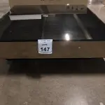 01 MESA DE CENTRO QUADRADA ESPELHADA ESCURA.  (NO ESTADO) ATENÇÃO! FAZER A VISITAÇÃO ANTES DE ARREMATAR, NÃO SABEMOS SE FUNCIONA, LEILÃO NÃO TEM GARANTIA E NEM DEVOLUÇÃO, SUJEITO A POSSÍVEIS AVARIAS VISÍVEIS/OCULTAS E/OU AUSÊNCIA DE COMPONENTES.