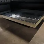 01 MESA DE CENTRO RETANGULAR ESPELHADA.  (NO ESTADO) ATENÇÃO! FAZER A VISITAÇÃO ANTES DE ARREMATAR, NÃO SABEMOS SE FUNCIONA, LEILÃO NÃO TEM GARANTIA E NEM DEVOLUÇÃO, SUJEITO A POSSÍVEIS AVARIAS VISÍVEIS/OCULTAS E/OU AUSÊNCIA DE COMPONENTES.