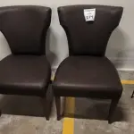02 CADEIRAS DECORATIVAS PARA SALA DE JANTAR COM ESTRUTURA EM MADEIRA E ESTOFAMENTO EM COURO SINTÉTICO MARROM. (NO ESTADO) ATENÇÃO! FAZER A VISITAÇÃO ANTES DE ARREMATAR, NÃO SABEMOS SE FUNCIONA, LEILÃO NÃO TEM GARANTIA E NEM DEVOLUÇÃO, SUJEITO A POSSÍVEIS AVARIAS VISÍVEIS/OCULTAS E/OU AUSÊNCIA DE COMPONENTES.