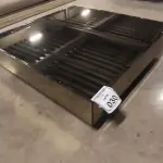 01 MESA DE CENTRO QUADRADA ESPELHADA.  (NO ESTADO) ATENÇÃO! FAZER A VISITAÇÃO ANTES DE ARREMATAR, NÃO SABEMOS SE FUNCIONA, LEILÃO NÃO TEM GARANTIA E NEM DEVOLUÇÃO, SUJEITO A POSSÍVEIS AVARIAS VISÍVEIS/OCULTAS E/OU AUSÊNCIA DE COMPONENTES.