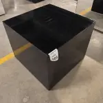 01 MESA DE CENTRO EM DESIGNER CÚBICO ESPELHADA ESCURO. (NO ESTADO) ATENÇÃO! FAZER A VISITAÇÃO ANTES DE ARREMATAR, NÃO SABEMOS SE FUNCIONA, LEILÃO NÃO TEM GARANTIA E NEM DEVOLUÇÃO, SUJEITO A POSSÍVEIS AVARIAS VISÍVEIS/OCULTAS E/OU AUSÊNCIA DE COMPONENTES.