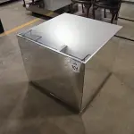 01 MESA DE CENTRO EM DESIGNER CÚBICO ESPELHADA. (NO ESTADO) ATENÇÃO! FAZER A VISITAÇÃO ANTES DE ARREMATAR, NÃO SABEMOS SE FUNCIONA, LEILÃO NÃO TEM GARANTIA E NEM DEVOLUÇÃO, SUJEITO A POSSÍVEIS AVARIAS VISÍVEIS/OCULTAS E/OU AUSÊNCIA DE COMPONENTES.