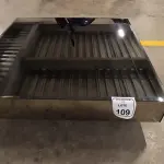 01 MESA DE CENTRO QUADRADA ESPELHADA. (NO ESTADO) ATENÇÃO! FAZER A VISITAÇÃO ANTES DE ARREMATAR, NÃO SABEMOS SE FUNCIONA, LEILÃO NÃO TEM GARANTIA E NEM DEVOLUÇÃO, SUJEITO A POSSÍVEIS AVARIAS VISÍVEIS/OCULTAS E/OU AUSÊNCIA DE COMPONENTES.