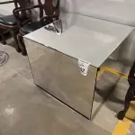 01 MESA DE CENTRO EM DESIGNER CÚBICO ESPELHADA. (NO ESTADO) ATENÇÃO! FAZER A VISITAÇÃO ANTES DE ARREMATAR, NÃO SABEMOS SE FUNCIONA, LEILÃO NÃO TEM GARANTIA E NEM DEVOLUÇÃO, SUJEITO A POSSÍVEIS AVARIAS VISÍVEIS/OCULTAS E/OU AUSÊNCIA DE COMPONENTES.