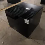 01 MESA DE CENTRO EM DESIGNER CÚBICO ESPELHADA ESCURO. (NO ESTADO) ATENÇÃO! FAZER A VISITAÇÃO ANTES DE ARREMATAR, NÃO SABEMOS SE FUNCIONA, LEILÃO NÃO TEM GARANTIA E NEM DEVOLUÇÃO, SUJEITO A POSSÍVEIS AVARIAS VISÍVEIS/OCULTAS E/OU AUSÊNCIA DE COMPONENTES.