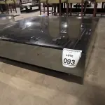 01 MESA DE CENTRO QUADRADA ESPELHADA. (NO ESTADO) ATENÇÃO! FAZER A VISITAÇÃO ANTES DE ARREMATAR, NÃO SABEMOS SE FUNCIONA, LEILÃO NÃO TEM GARANTIA E NEM DEVOLUÇÃO, SUJEITO A POSSÍVEIS AVARIAS VISÍVEIS/OCULTAS E/OU AUSÊNCIA DE COMPONENTES.