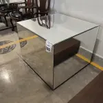 01 MESA DE CENTRO EM DESIGNER CÚBICO ESPELHADA. (NO ESTADO) ATENÇÃO! FAZER A VISITAÇÃO ANTES DE ARREMATAR, NÃO SABEMOS SE FUNCIONA, LEILÃO NÃO TEM GARANTIA E NEM DEVOLUÇÃO, SUJEITO A POSSÍVEIS AVARIAS VISÍVEIS/OCULTAS E/OU AUSÊNCIA DE COMPONENTES.
