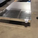 01 MESA DE CENTRO RETANGULAR ESPELHADA.  (NO ESTADO) ATENÇÃO! FAZER A VISITAÇÃO ANTES DE ARREMATAR, NÃO SABEMOS SE FUNCIONA, LEILÃO NÃO TEM GARANTIA E NEM DEVOLUÇÃO, SUJEITO A POSSÍVEIS AVARIAS VISÍVEIS/OCULTAS E/OU AUSÊNCIA DE COMPONENTES.