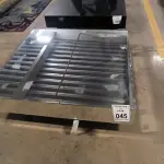 01 MESA DE CENTRO QUADRADA ESPELHADA.  (NO ESTADO) ATENÇÃO! FAZER A VISITAÇÃO ANTES DE ARREMATAR, NÃO SABEMOS SE FUNCIONA, LEILÃO NÃO TEM GARANTIA E NEM DEVOLUÇÃO, SUJEITO A POSSÍVEIS AVARIAS VISÍVEIS/OCULTAS E/OU AUSÊNCIA DE COMPONENTES.