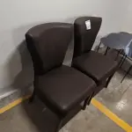 02 CADEIRAS DECORATIVAS PARA SALA DE JANTAR COM ESTRUTURA EM MADEIRA E ESTOFAMENTO EM COURO SINTÉTICO MARROM. (NO ESTADO) ATENÇÃO! FAZER A VISITAÇÃO ANTES DE ARREMATAR, NÃO SABEMOS SE FUNCIONA, LEILÃO NÃO TEM GARANTIA E NEM DEVOLUÇÃO, SUJEITO A POSSÍVEIS AVARIAS VISÍVEIS/OCULTAS E/OU AUSÊNCIA DE COMPONENTES.