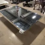 01 MESA DE CENTRO RETANGULAR ESPELHADA.  (NO ESTADO) ATENÇÃO! FAZER A VISITAÇÃO ANTES DE ARREMATAR, NÃO SABEMOS SE FUNCIONA, LEILÃO NÃO TEM GARANTIA E NEM DEVOLUÇÃO, SUJEITO A POSSÍVEIS AVARIAS VISÍVEIS/OCULTAS E/OU AUSÊNCIA DE COMPONENTES.