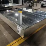 01 MESA DE CENTRO QUADRADA ESPELHADA.  (NO ESTADO) ATENÇÃO! FAZER A VISITAÇÃO ANTES DE ARREMATAR, NÃO SABEMOS SE FUNCIONA, LEILÃO NÃO TEM GARANTIA E NEM DEVOLUÇÃO, SUJEITO A POSSÍVEIS AVARIAS VISÍVEIS/OCULTAS E/OU AUSÊNCIA DE COMPONENTES.
