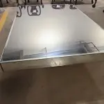 01 MESA DE CENTRO RETANGULAR ESPELHADA.  (NO ESTADO) ATENÇÃO! FAZER A VISITAÇÃO ANTES DE ARREMATAR, NÃO SABEMOS SE FUNCIONA, LEILÃO NÃO TEM GARANTIA E NEM DEVOLUÇÃO, SUJEITO A POSSÍVEIS AVARIAS VISÍVEIS/OCULTAS E/OU AUSÊNCIA DE COMPONENTES.