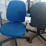 02 CADEIRAS DE ESCRITÓRIO GIRATÓRIAS. (NO ESTADO) ATENÇÃO! FAZER A VISITAÇÃO ANTES DE ARREMATAR, NÃO SABEMOS SE FUNCIONA, LEILÃO NÃO TEM GARANTIA E NEM DEVOLUÇÃO, SUJEITO A POSSÍVEIS AVARIAS VISÍVEIS/OCULTAS E/OU AUSÊNCIA DE COMPONENTES.