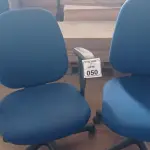 02 CADEIRAS DE ESCRITÓRIO GIRATÓRIAS. (NO ESTADO) ATENÇÃO! FAZER A VISITAÇÃO ANTES DE ARREMATAR, NÃO SABEMOS SE FUNCIONA, LEILÃO NÃO TEM GARANTIA E NEM DEVOLUÇÃO, SUJEITO A POSSÍVEIS AVARIAS VISÍVEIS/OCULTAS E/OU AUSÊNCIA DE COMPONENTES.