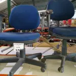 02 CADEIRAS DE ESCRITÓRIO GIRATÓRIAS. (NO ESTADO) ATENÇÃO! FAZER A VISITAÇÃO ANTES DE ARREMATAR, NÃO SABEMOS SE FUNCIONA, LEILÃO NÃO TEM GARANTIA E NEM DEVOLUÇÃO, SUJEITO A POSSÍVEIS AVARIAS VISÍVEIS/OCULTAS E/OU AUSÊNCIA DE COMPONENTES.