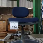 01 CADEIRA DE ESCRITÓRIO GIRATÓRIA. (NO ESTADO) ATENÇÃO! FAZER A VISITAÇÃO ANTES DE ARREMATAR, NÃO SABEMOS SE FUNCIONA, LEILÃO NÃO TEM GARANTIA E NEM DEVOLUÇÃO, SUJEITO A POSSÍVEIS AVARIAS VISÍVEIS/OCULTAS E/OU AUSÊNCIA DE COMPONENTES.