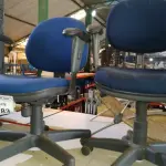 02 CADEIRAS DE ESCRITÓRIO GIRATÓRIAS. (NO ESTADO) ATENÇÃO! FAZER A VISITAÇÃO ANTES DE ARREMATAR, NÃO SABEMOS SE FUNCIONA, LEILÃO NÃO TEM GARANTIA E NEM DEVOLUÇÃO, SUJEITO A POSSÍVEIS AVARIAS VISÍVEIS/OCULTAS E/OU AUSÊNCIA DE COMPONENTES.