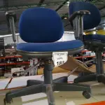 02 CADEIRAS DE ESCRITÓRIO GIRATÓRIAS. (NO ESTADO) ATENÇÃO! FAZER A VISITAÇÃO ANTES DE ARREMATAR, NÃO SABEMOS SE FUNCIONA, LEILÃO NÃO TEM GARANTIA E NEM DEVOLUÇÃO, SUJEITO A POSSÍVEIS AVARIAS VISÍVEIS/OCULTAS E/OU AUSÊNCIA DE COMPONENTES.