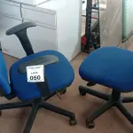 02 CADEIRAS DE ESCRITÓRIO GIRATÓRIAS. (NO ESTADO) ATENÇÃO! FAZER A VISITAÇÃO ANTES DE ARREMATAR, NÃO SABEMOS SE FUNCIONA, LEILÃO NÃO TEM GARANTIA E NEM DEVOLUÇÃO, SUJEITO A POSSÍVEIS AVARIAS VISÍVEIS/OCULTAS E/OU AUSÊNCIA DE COMPONENTES.