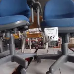 02 CADEIRAS DE ESCRITÓRIO GIRATÓRIAS. (NO ESTADO) ATENÇÃO! FAZER A VISITAÇÃO ANTES DE ARREMATAR, NÃO SABEMOS SE FUNCIONA, LEILÃO NÃO TEM GARANTIA E NEM DEVOLUÇÃO, SUJEITO A POSSÍVEIS AVARIAS VISÍVEIS/OCULTAS E/OU AUSÊNCIA DE COMPONENTES.