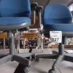 02 CADEIRAS DE ESCRITÓRIO GIRATÓRIAS. (NO ESTADO) ATENÇÃO! FAZER A VISITAÇÃO ANTES DE ARREMATAR, NÃO SABEMOS SE FUNCIONA, LEILÃO NÃO TEM GARANTIA E NEM DEVOLUÇÃO, SUJEITO A POSSÍVEIS AVARIAS VISÍVEIS/OCULTAS E/OU AUSÊNCIA DE COMPONENTES.