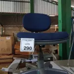 01 CADEIRA DE ESCRITÓRIO GIRATÓRIA. (NO ESTADO) ATENÇÃO! FAZER A VISITAÇÃO ANTES DE ARREMATAR, NÃO SABEMOS SE FUNCIONA, LEILÃO NÃO TEM GARANTIA E NEM DEVOLUÇÃO, SUJEITO A POSSÍVEIS AVARIAS VISÍVEIS/OCULTAS E/OU AUSÊNCIA DE COMPONENTES.