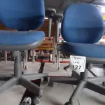 02 CADEIRAS DE ESCRITÓRIO GIRATÓRIAS. (NO ESTADO) ATENÇÃO! FAZER A VISITAÇÃO ANTES DE ARREMATAR, NÃO SABEMOS SE FUNCIONA, LEILÃO NÃO TEM GARANTIA E NEM DEVOLUÇÃO, SUJEITO A POSSÍVEIS AVARIAS VISÍVEIS/OCULTAS E/OU AUSÊNCIA DE COMPONENTES.