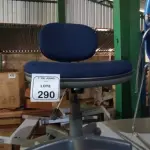 01 CADEIRA DE ESCRITÓRIO GIRATÓRIA. (NO ESTADO) ATENÇÃO! FAZER A VISITAÇÃO ANTES DE ARREMATAR, NÃO SABEMOS SE FUNCIONA, LEILÃO NÃO TEM GARANTIA E NEM DEVOLUÇÃO, SUJEITO A POSSÍVEIS AVARIAS VISÍVEIS/OCULTAS E/OU AUSÊNCIA DE COMPONENTES.