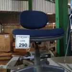 01 CADEIRA DE ESCRITÓRIO GIRATÓRIA. (NO ESTADO) ATENÇÃO! FAZER A VISITAÇÃO ANTES DE ARREMATAR, NÃO SABEMOS SE FUNCIONA, LEILÃO NÃO TEM GARANTIA E NEM DEVOLUÇÃO, SUJEITO A POSSÍVEIS AVARIAS VISÍVEIS/OCULTAS E/OU AUSÊNCIA DE COMPONENTES.