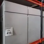 02 ARMÁRIOS PARA CPU COM 01 PORTA E 01 GAVETA. (NO ESTADO) ATENÇÃO! FAZER A VISITAÇÃO ANTES DE ARREMATAR, NÃO SABEMOS SE FUNCIONA, LEILÃO NÃO TEM GARANTIA E NEM DEVOLUÇÃO, SUJEITO A POSSÍVEIS AVARIAS VISÍVEIS/OCULTAS E/OU AUSÊNCIA DE COMPONENTES.