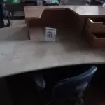 01 MESA BALCÃO DE ATENDIMENTO COM BASE DE MADEIRA E TAMPO EM PEDRA COM 01 CADEIRA DE ESCRITÓRIO GIRATÓRIA. (NO ESTADO) ATENÇÃO! FAZER A VISITAÇÃO ANTES DE ARREMATAR, NÃO SABEMOS SE FUNCIONA, LEILÃO NÃO TEM GARANTIA E NEM DEVOLUÇÃO, SUJEITO A POSSÍVEIS AVARIAS VISÍVEIS/OCULTAS E/OU AUSÊNCIA DE COMPONENTES.