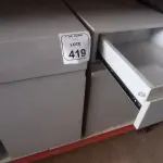 02 ARMÁRIOS PARA CPU COM 01 PORTA E 01 GAVETA. (NO ESTADO) ATENÇÃO! FAZER A VISITAÇÃO ANTES DE ARREMATAR, NÃO SABEMOS SE FUNCIONA, LEILÃO NÃO TEM GARANTIA E NEM DEVOLUÇÃO, SUJEITO A POSSÍVEIS AVARIAS VISÍVEIS/OCULTAS E/OU AUSÊNCIA DE COMPONENTES.