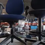 01 CADEIRA DE ESCRITÓRIO GIRATÓRIA. (NO ESTADO) ATENÇÃO! FAZER A VISITAÇÃO ANTES DE ARREMATAR, NÃO SABEMOS SE FUNCIONA, LEILÃO NÃO TEM GARANTIA E NEM DEVOLUÇÃO, SUJEITO A POSSÍVEIS AVARIAS VISÍVEIS/OCULTAS E/OU AUSÊNCIA DE COMPONENTES.
