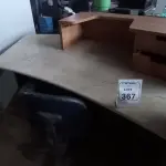 01 MESA BALCÃO DE ATENDIMENTO COM BASE DE MADEIRA E TAMPO EM PEDRA COM 01 CADEIRA DE ESCRITÓRIO GIRATÓRIA. (NO ESTADO) ATENÇÃO! FAZER A VISITAÇÃO ANTES DE ARREMATAR, NÃO SABEMOS SE FUNCIONA, LEILÃO NÃO TEM GARANTIA E NEM DEVOLUÇÃO, SUJEITO A POSSÍVEIS AVARIAS VISÍVEIS/OCULTAS E/OU AUSÊNCIA DE COMPONENTES.