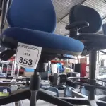 01 CADEIRA DE ESCRITÓRIO GIRATÓRIA. (NO ESTADO) ATENÇÃO! FAZER A VISITAÇÃO ANTES DE ARREMATAR, NÃO SABEMOS SE FUNCIONA, LEILÃO NÃO TEM GARANTIA E NEM DEVOLUÇÃO, SUJEITO A POSSÍVEIS AVARIAS VISÍVEIS/OCULTAS E/OU AUSÊNCIA DE COMPONENTES.