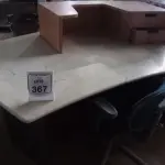 01 MESA BALCÃO DE ATENDIMENTO COM BASE DE MADEIRA E TAMPO EM PEDRA COM 01 CADEIRA DE ESCRITÓRIO GIRATÓRIA. (NO ESTADO) ATENÇÃO! FAZER A VISITAÇÃO ANTES DE ARREMATAR, NÃO SABEMOS SE FUNCIONA, LEILÃO NÃO TEM GARANTIA E NEM DEVOLUÇÃO, SUJEITO A POSSÍVEIS AVARIAS VISÍVEIS/OCULTAS E/OU AUSÊNCIA DE COMPONENTES.