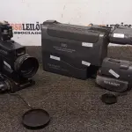 02 FILMADORAS ANTIGAS MARCAS SHARP E NATIONAL. (NO ESTADO) ATENÇÃO! FAZER A VISITAÇÃO ANTES DE ARREMATAR, NÃO SABEMOS SE FUNCIONA, LEILÃO NÃO TEM GARANTIA E NEM DEVOLUÇÃO, SUJEITO A POSSÍVEIS AVARIAS VISÍVEIS/OCULTAS E/OU AUSÊNCIA DE COMPONENTES.