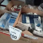 01 CAIXA COM GRANDE QUANTIDADE DE LENÇOS PARA LIMPEZA DE TELAS, TALÕES DE NOTAS PROMISSÓRIAS E GRANDE QUANTIDADE DE SUPORTES DE ACRÍLICO DE MODELOS DIVERSOS. (NO ESTADO) ATENÇÃO! FAZER A VISITAÇÃO ANTES DE ARREMATAR, NÃO SABEMOS SE FUNCIONA, LEILÃO NÃO TEM GARANTIA E NEM DEVOLUÇÃO, SUJEITO A POSSÍVEIS AVARIAS VISÍVEIS/OCULTAS E/OU AUSÊNCIA DE COMPONENTES.