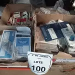 01 CAIXA COM GRANDE QUANTIDADE DE LENÇOS PARA LIMPEZA DE TELAS, TALÕES DE NOTAS PROMISSÓRIAS E GRANDE QUANTIDADE DE SUPORTES DE ACRÍLICO DE MODELOS DIVERSOS. (NO ESTADO) ATENÇÃO! FAZER A VISITAÇÃO ANTES DE ARREMATAR, NÃO SABEMOS SE FUNCIONA, LEILÃO NÃO TEM GARANTIA E NEM DEVOLUÇÃO, SUJEITO A POSSÍVEIS AVARIAS VISÍVEIS/OCULTAS E/OU AUSÊNCIA DE COMPONENTES.
