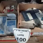 01 CAIXA COM GRANDE QUANTIDADE DE LENÇOS PARA LIMPEZA DE TELAS, TALÕES DE NOTAS PROMISSÓRIAS E GRANDE QUANTIDADE DE SUPORTES DE ACRÍLICO DE MODELOS DIVERSOS. (NO ESTADO) ATENÇÃO! FAZER A VISITAÇÃO ANTES DE ARREMATAR, NÃO SABEMOS SE FUNCIONA, LEILÃO NÃO TEM GARANTIA E NEM DEVOLUÇÃO, SUJEITO A POSSÍVEIS AVARIAS VISÍVEIS/OCULTAS E/OU AUSÊNCIA DE COMPONENTES.