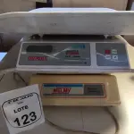 02 BALANÇAS PEDIÁTRICAS. (NO ESTADO) ATENÇÃO! FAZER A VISITAÇÃO ANTES DE ARREMATAR, NÃO SABEMOS SE FUNCIONA, LEILÃO NÃO TEM GARANTIA E NEM DEVOLUÇÃO, SUJEITO A POSSÍVEIS AVARIAS VISÍVEIS/OCULTAS E/OU AUSÊNCIA DE COMPONENTES.