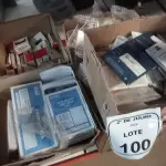 01 CAIXA COM GRANDE QUANTIDADE DE LENÇOS PARA LIMPEZA DE TELAS, TALÕES DE NOTAS PROMISSÓRIAS E GRANDE QUANTIDADE DE SUPORTES DE ACRÍLICO DE MODELOS DIVERSOS. (NO ESTADO) ATENÇÃO! FAZER A VISITAÇÃO ANTES DE ARREMATAR, NÃO SABEMOS SE FUNCIONA, LEILÃO NÃO TEM GARANTIA E NEM DEVOLUÇÃO, SUJEITO A POSSÍVEIS AVARIAS VISÍVEIS/OCULTAS E/OU AUSÊNCIA DE COMPONENTES.