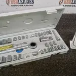 01 KIT DE CHAVE CATRACA COM JOGO DE BITS E CASE. (NO ESTADO) ATENÇÃO! FAZER A VISITAÇÃO ANTES DE ARREMATAR, NÃO SABEMOS SE FUNCIONA, LEILÃO NÃO TEM GARANTIA E NEM DEVOLUÇÃO, SUJEITO A POSSÍVEIS AVARIAS VISÍVEIS/OCULTAS E/OU AUSÊNCIA DE COMPONENTES.