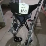 01 ANDADOR DE 04 RODAS COM ASSENTO. (NO ESTADO) ATENÇÃO! FAZER A VISITAÇÃO ANTES DE ARREMATAR, NÃO SABEMOS SE FUNCIONA, LEILÃO NÃO TEM GARANTIA E NEM DEVOLUÇÃO, SUJEITO A POSSÍVEIS AVARIAS VISÍVEIS/OCULTAS E/OU AUSÊNCIA DE COMPONENTES.